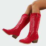 Botas ocidentais bordadas e elegantes